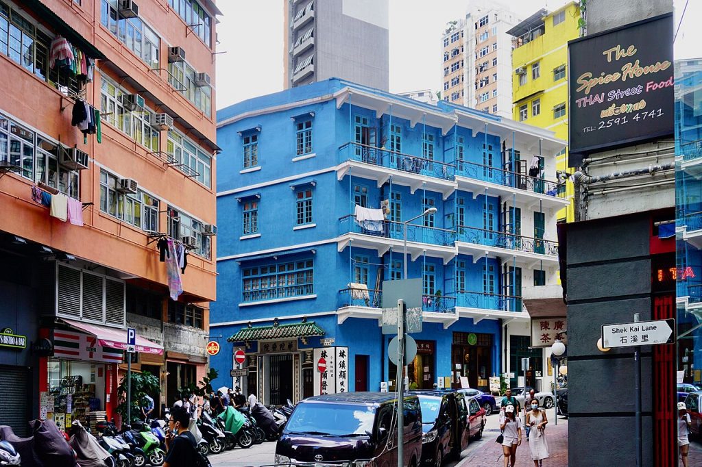 湾仔石水渠街蓝屋的外墙与阳台
