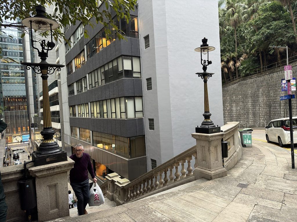 都爹利街石阶顶端的煤气路灯与石栏杆